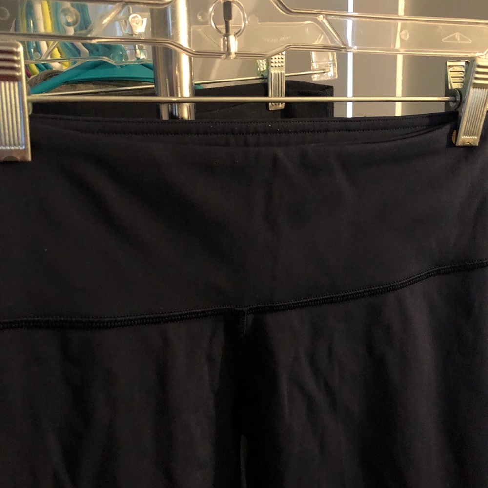 Lululemon Navy Crops sz 2 - Picture 5 of 5